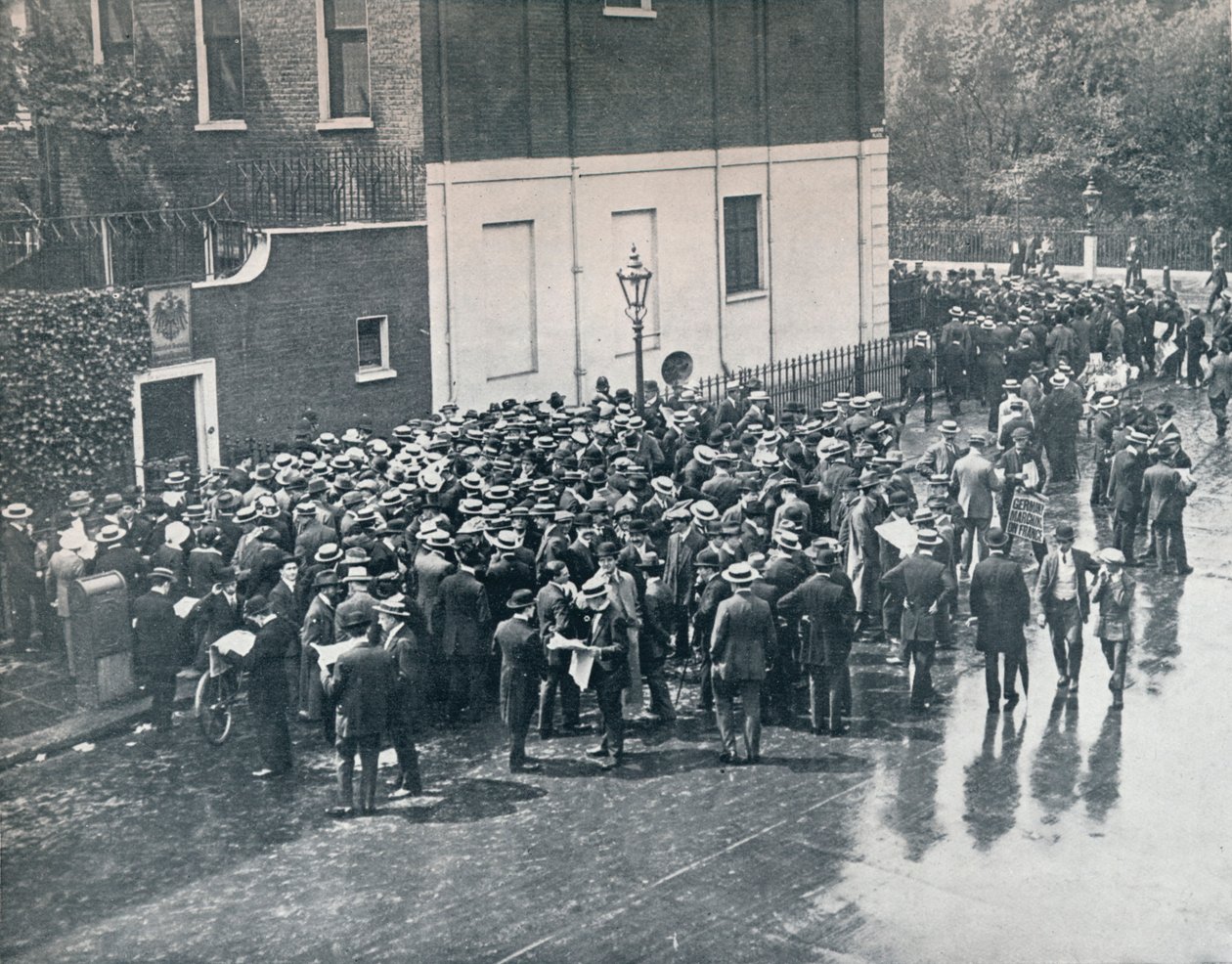 Než Anglie vyhlásila válku: Němečtí záložníci čekající před německým konzulátem v Londýně, 1914 od Unbekannt