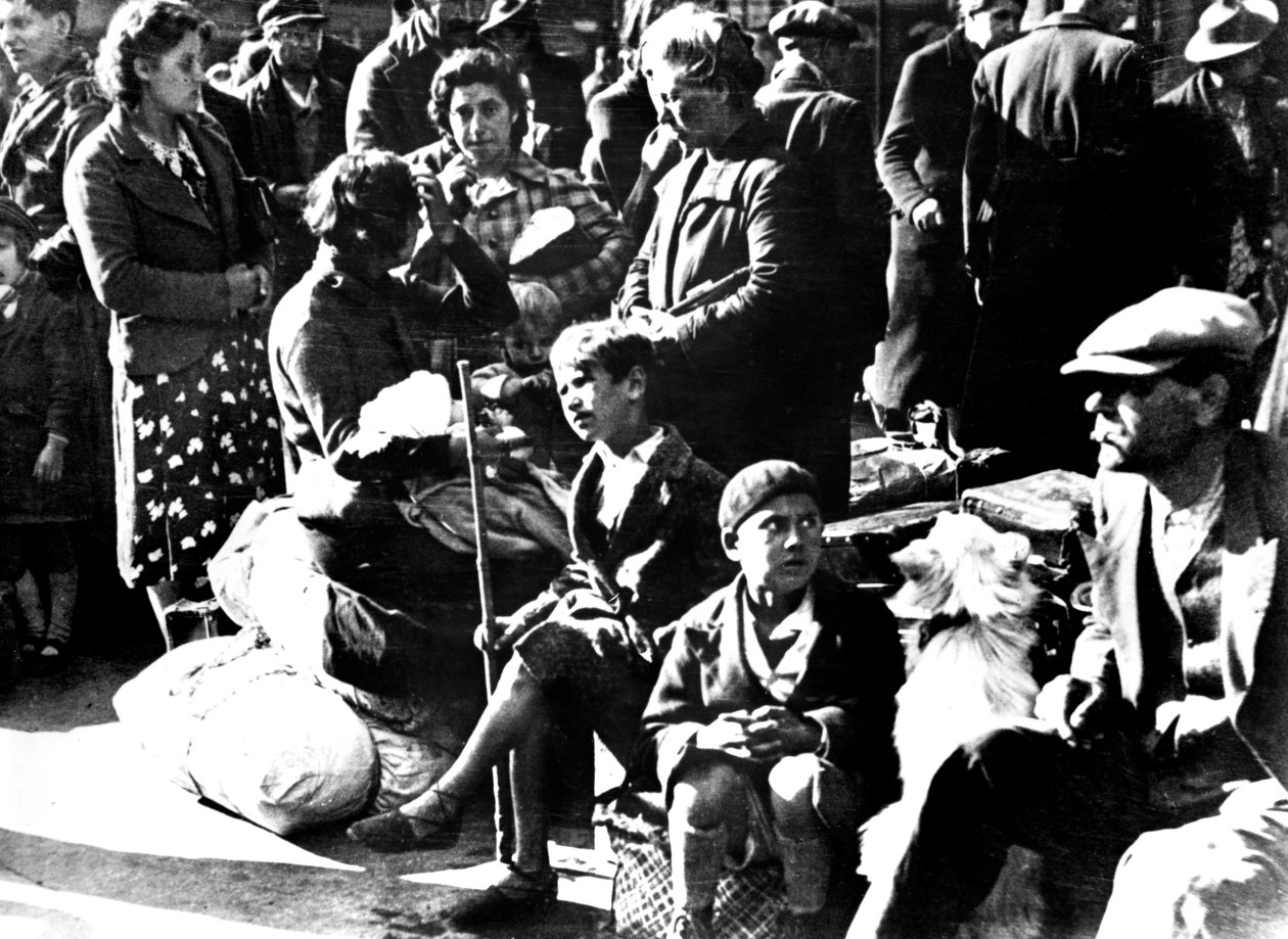 Belgičtí uprchlíci se svými jízdními koly a majetkem mimo Gare du Nord, Paříž, červenec 1940 od Unbekannt