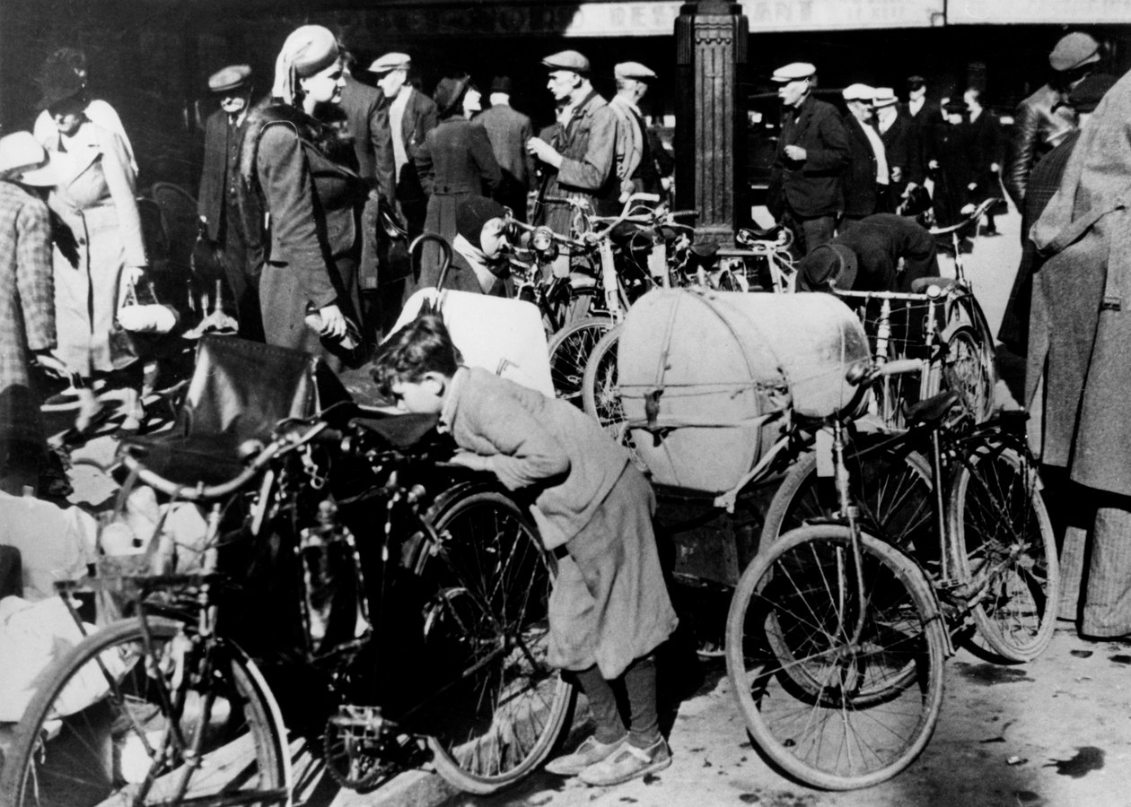 Belgičtí uprchlíci se svými jízdními koly a majetkem mimo Gare du Nord, Paříž, červenec 1940 od Unbekannt
