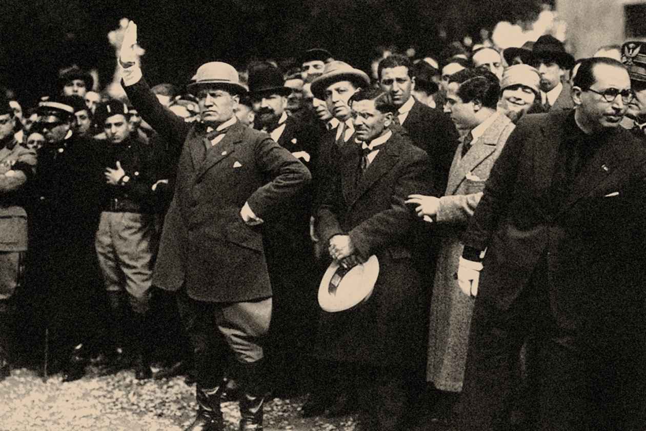 Benito Mussolini, mezi členy fašistické strany, krátce po pochodu na Řím. od Unbekannt