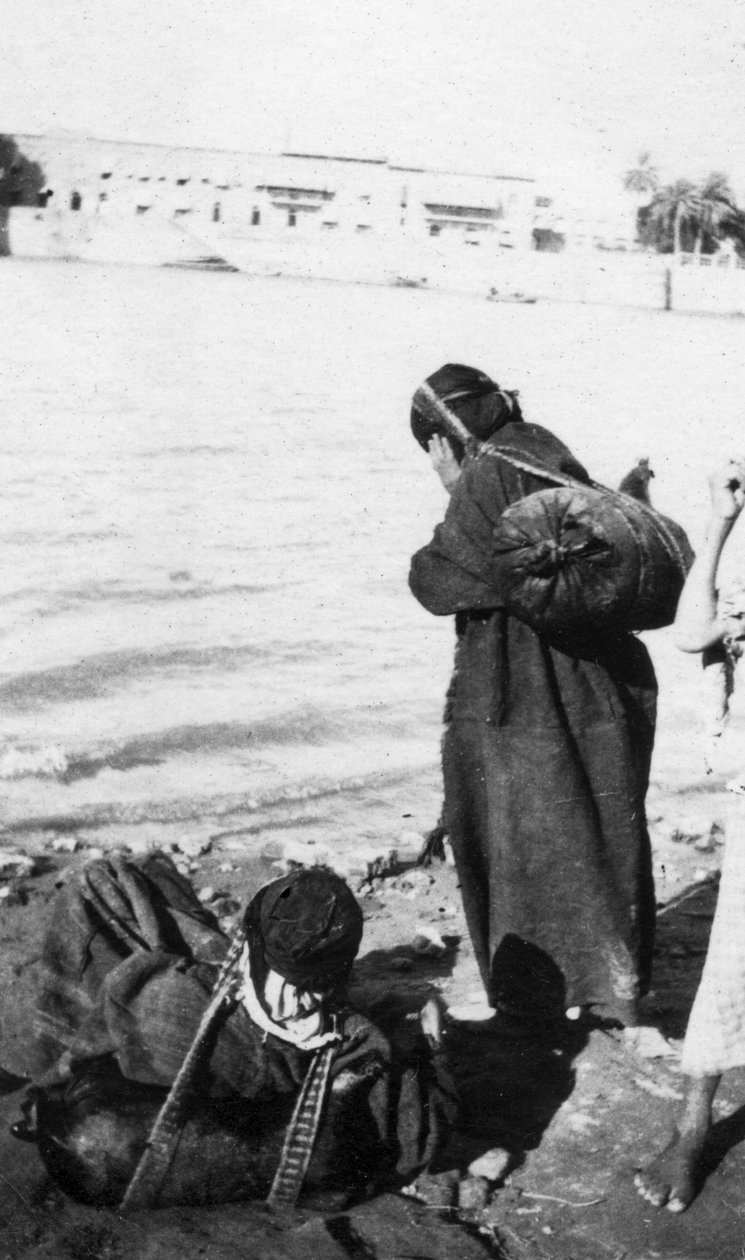 Bhistis neboli nosiče vody, Basra, Irák, 1917-1919 od Unbekannt