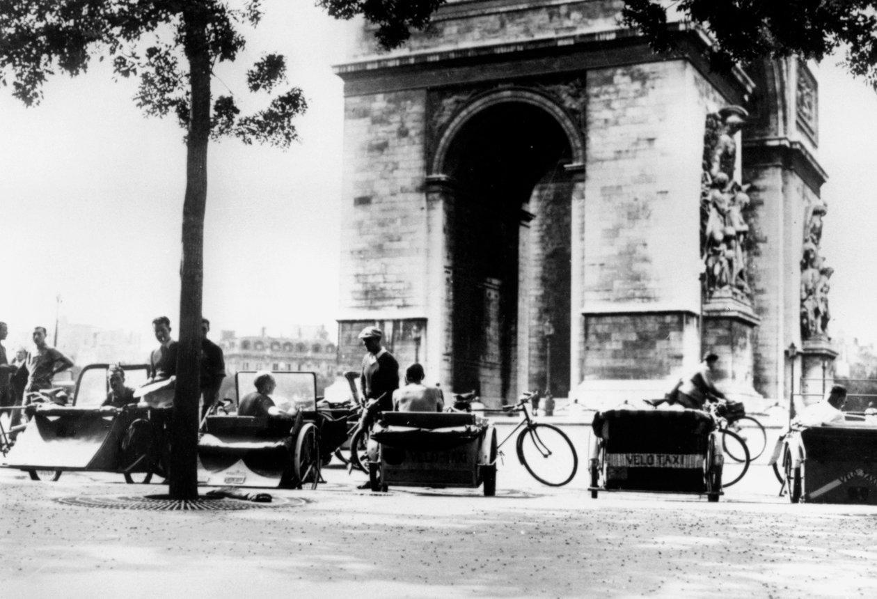 Cyklistické taxíky na náměstí Place dEtoile u Vítězného oblouku, Němci okupovaná Paříž, srpen 1943 od Unbekannt
