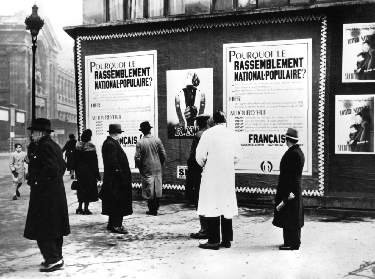 Billboard vystavující plakáty Rassemblement Nationale Populaire, Němci okupovaná Paříž, únor 1941 od Unbekannt