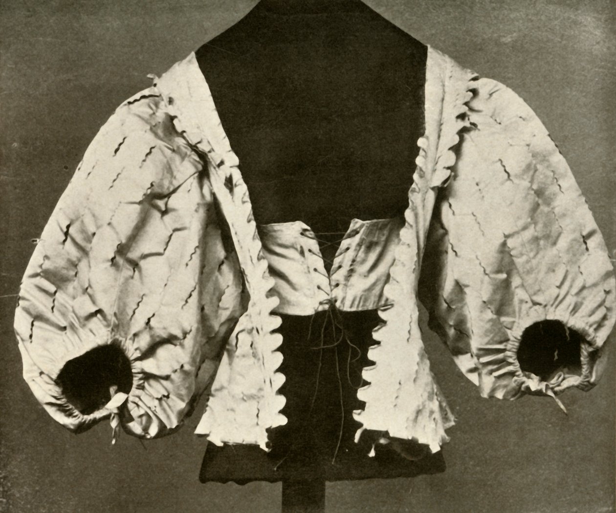 Živůtek z bílého saténu seříznutý a zrůžověný, c1620-1640, 1937. od Unbekannt