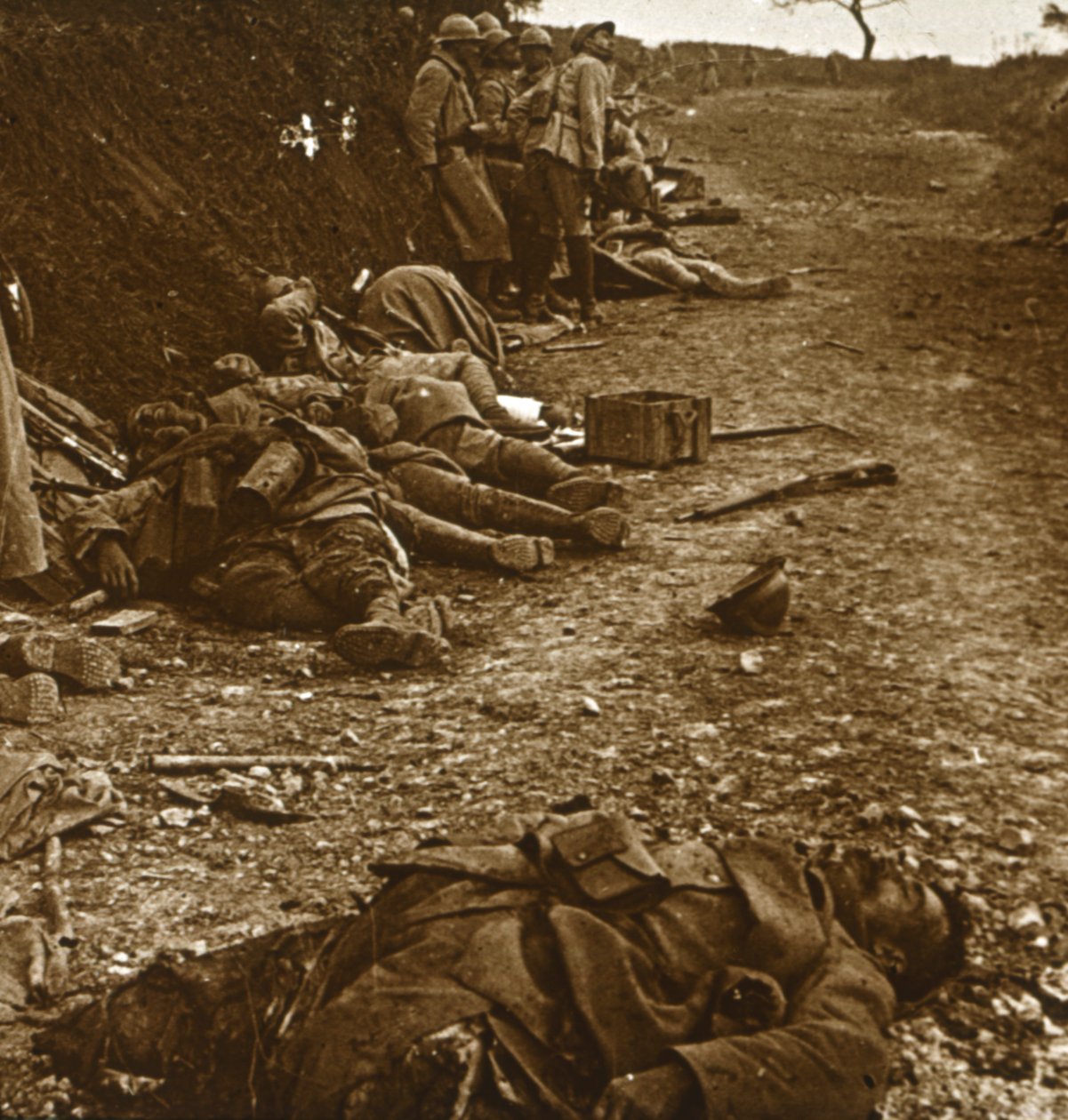 Těla po dobytí Courcelles, severní Francie, 1918 od Unbekannt
