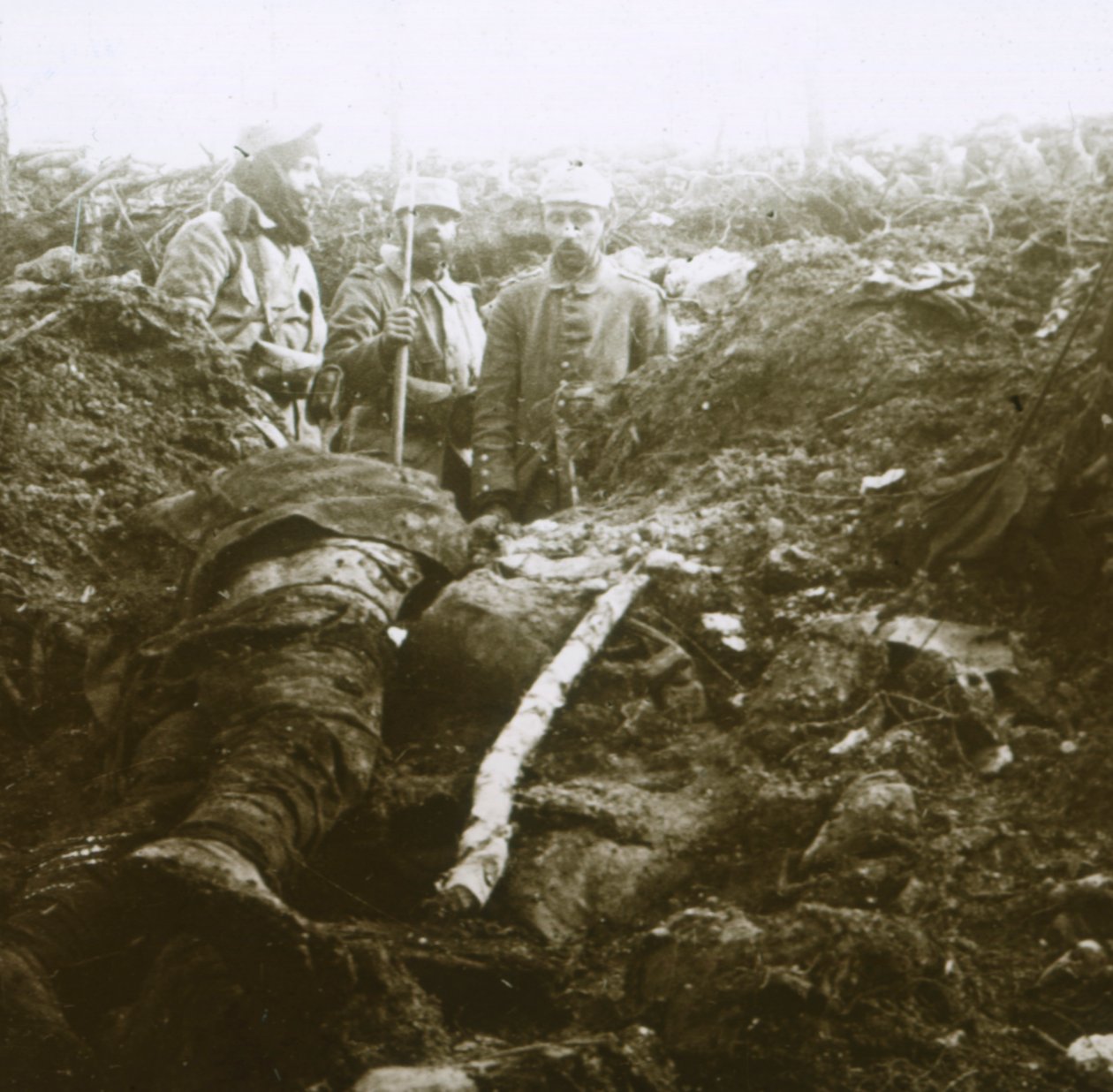 Těla a vězni, Les Éparges, severní Francie, 1915. od Unbekannt