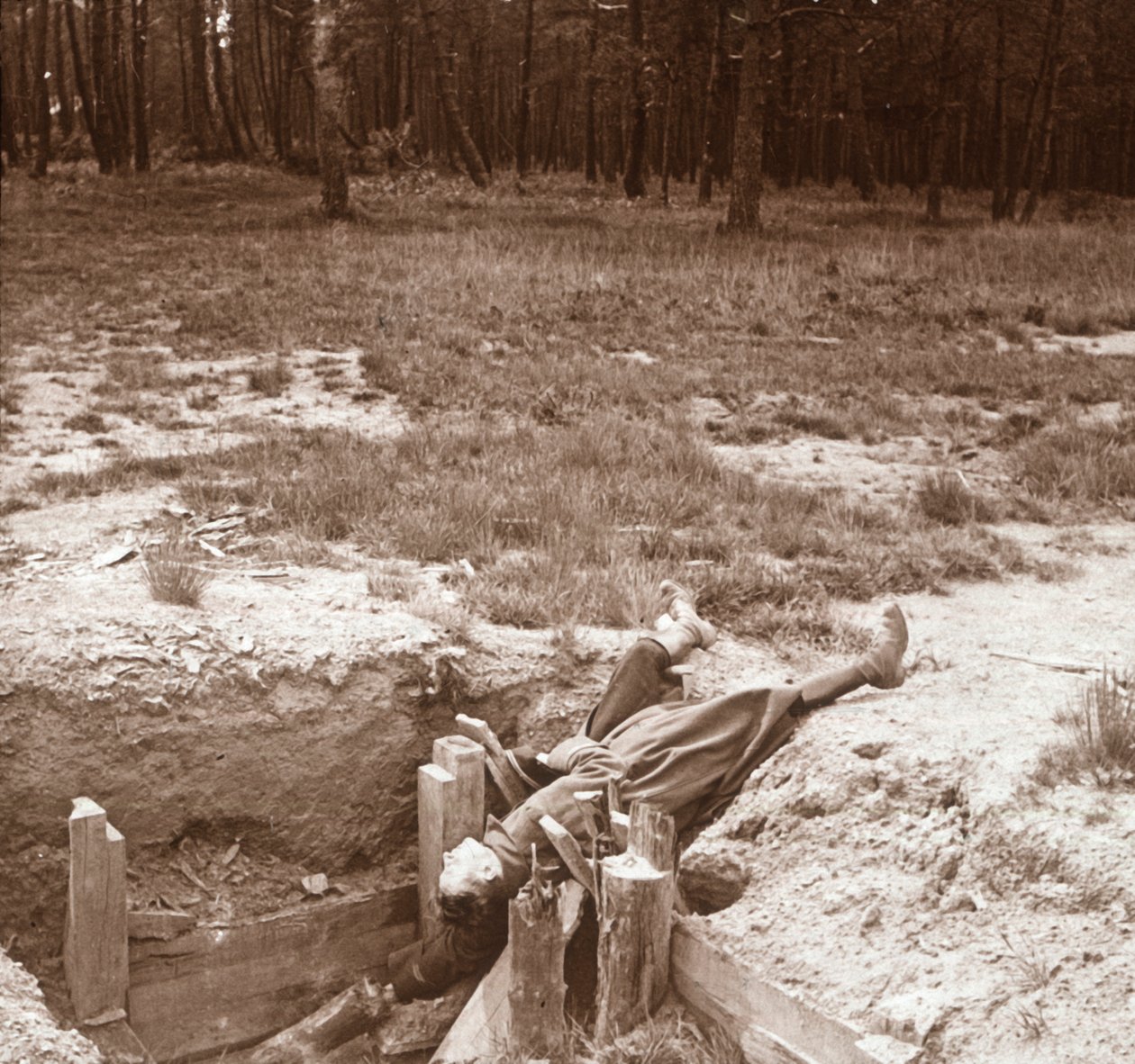Tělo mrtvého vojáka, Argonne, severní Francie, c1914-c1918 od Unbekannt
