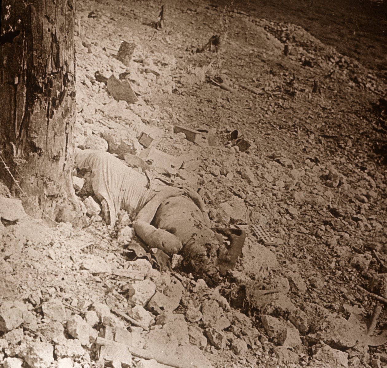 Tělo mrtvého vojáka, c1914-c1918 od Unbekannt