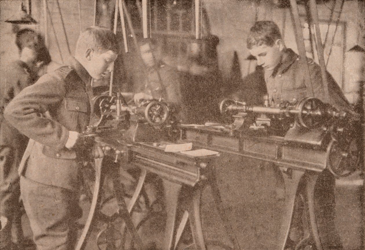 Boys of Bradfield College vyrábějící díly mušlí, Berkshire, c1916 1928 od Unbekannt