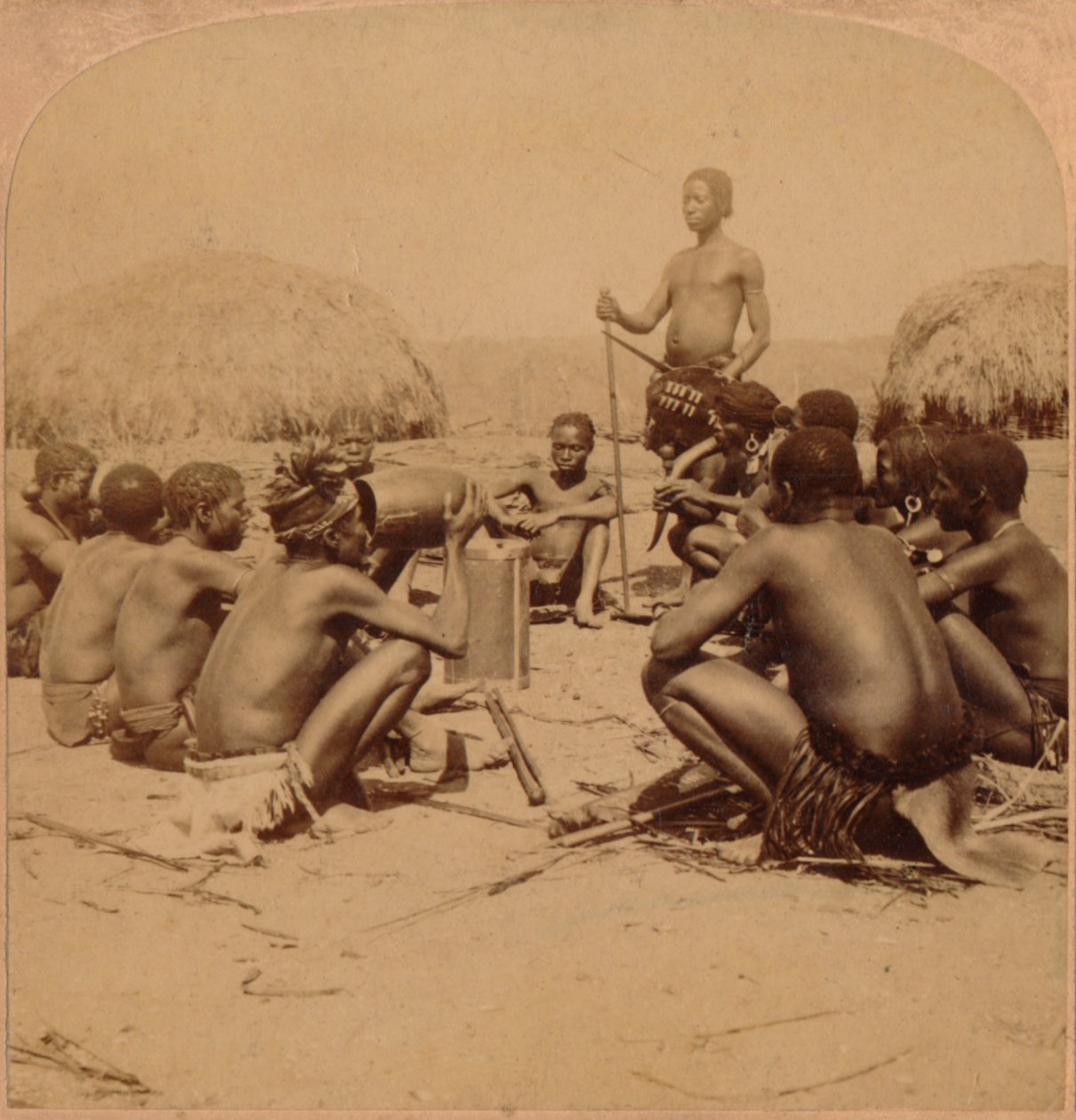Braves of a Zulu Village pořádající radu, poblíž řeky Umlaloose, Zululand, SA, 1901 od Unbekannt