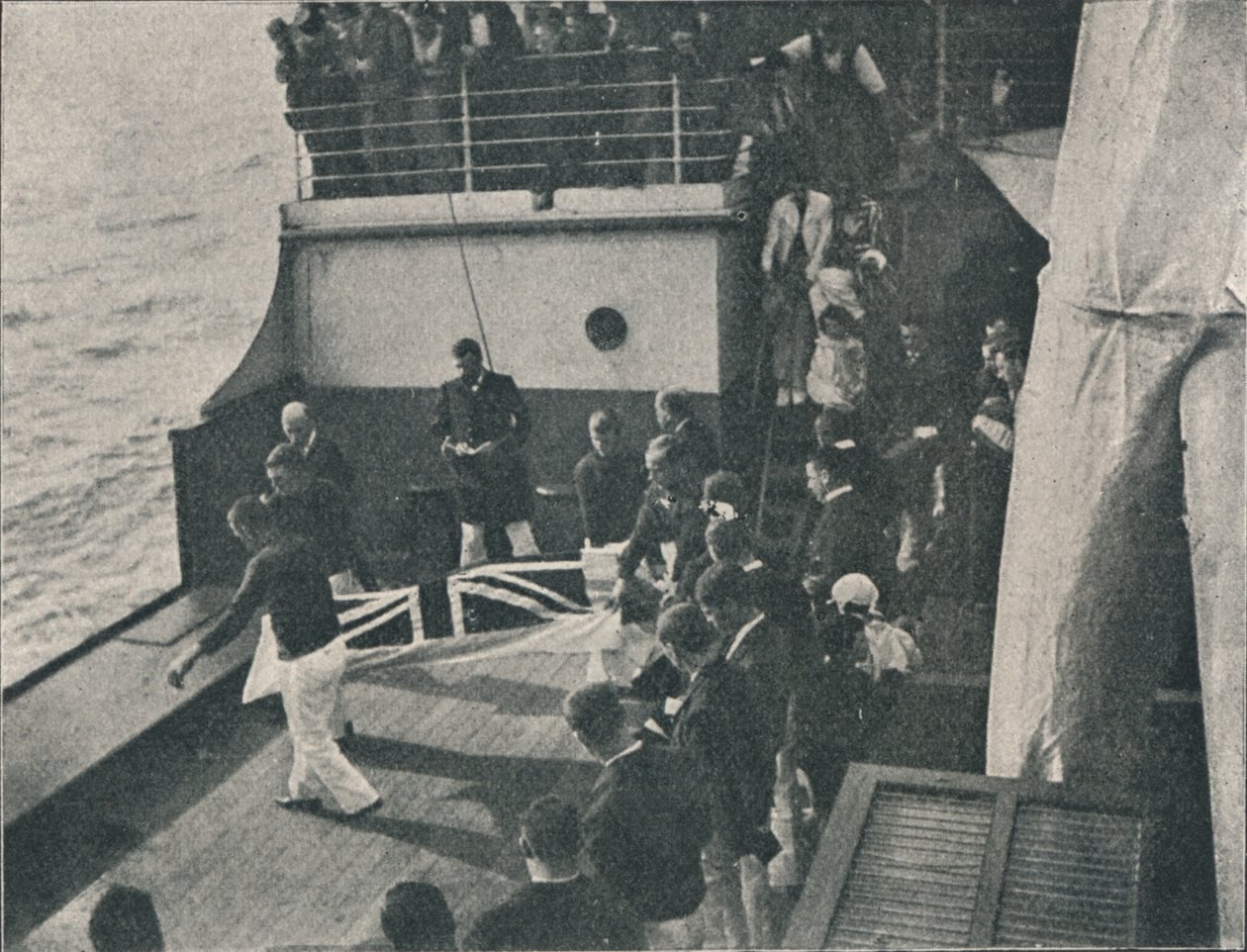 Bringing the Body on Deck, c1900, 1910 od Unbekannt