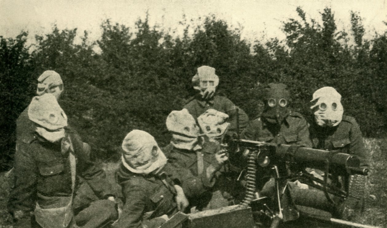 ...britská kulometná sekce s protiplynovými maskami, první světová válka, 1914-1918, c1920. od Unbekannt