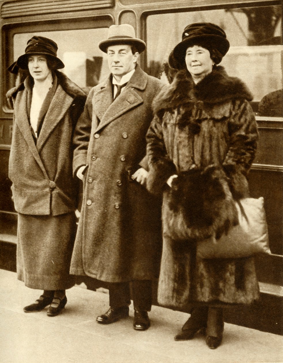 Britský premiér Stanley Baldwin s manželkou a dcerou, Londýn, 27. ledna 1923, 1935. od Unbekannt