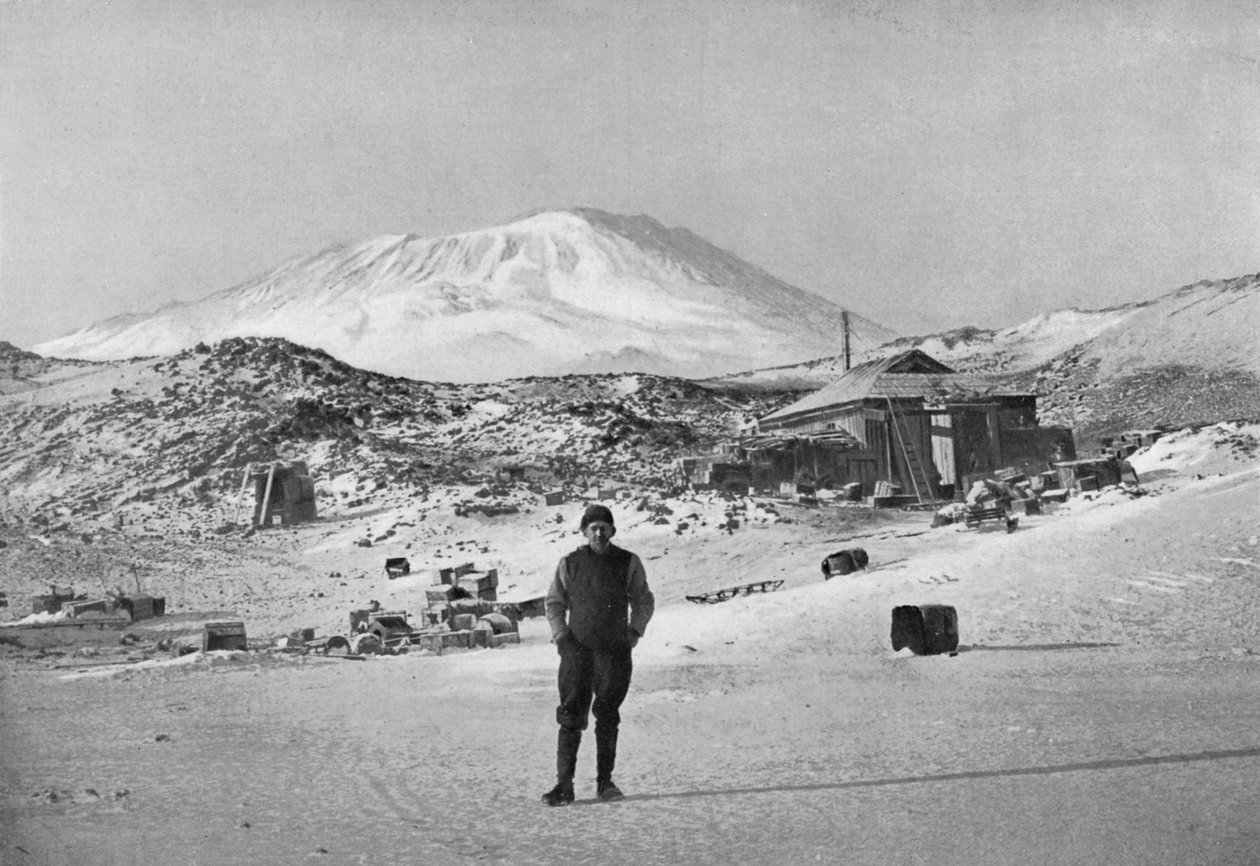 Britský průzkumník Ernest Shackleton v základním táboře Cape Royds, Antarktida, 1908 od Unbekannt