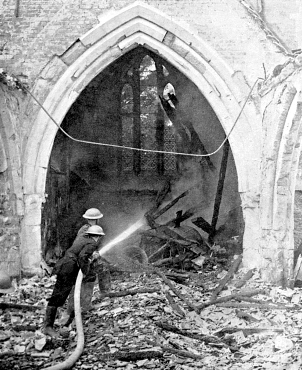Britští hasiči tlumili vybombardovaný kostel, druhá světová válka, červen 1940 od Unbekannt
