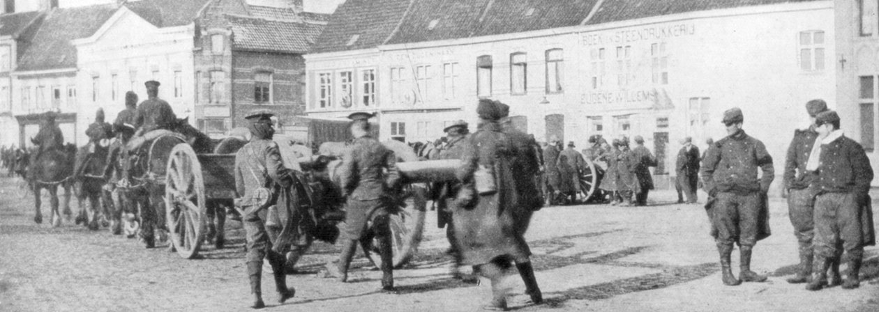 Britské dělostřelectvo tažené koňmi v belgické vesnici, srpen 1914 od Unbekannt