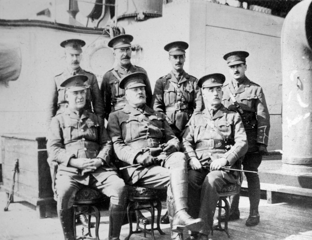 Britští důstojníci na vězeňské lodi Royal Edward kotvící těsně u Southendu, listopad 1914 od Unbekannt