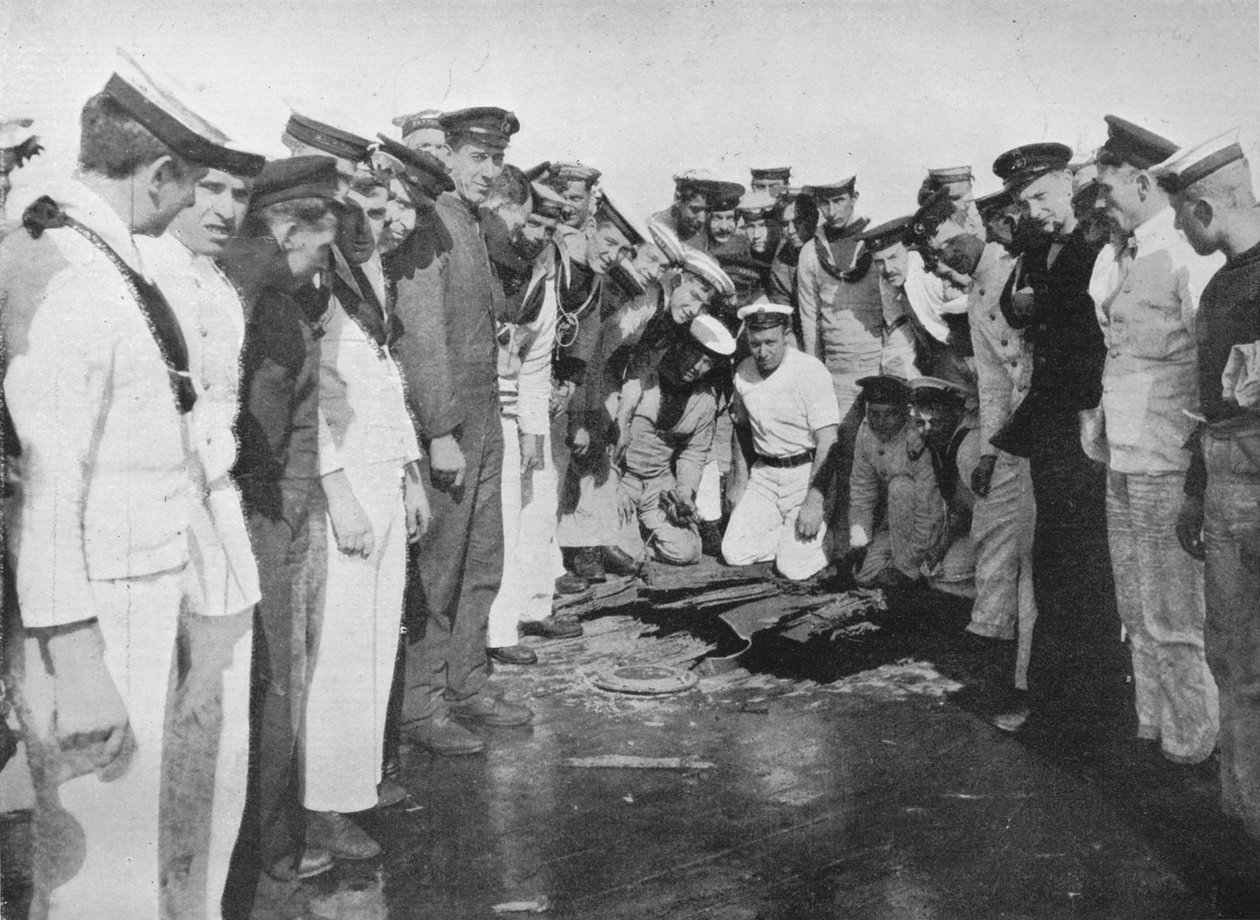 Britští námořníci kolem díry v palubě svého plavidla, 1915 od Unbekannt