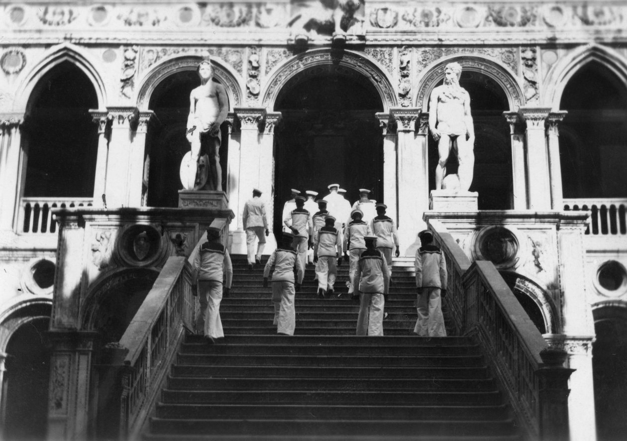 Britští námořníci navštěvující Dóžecí palác, Benátky, Itálie, 1938 od Unbekannt