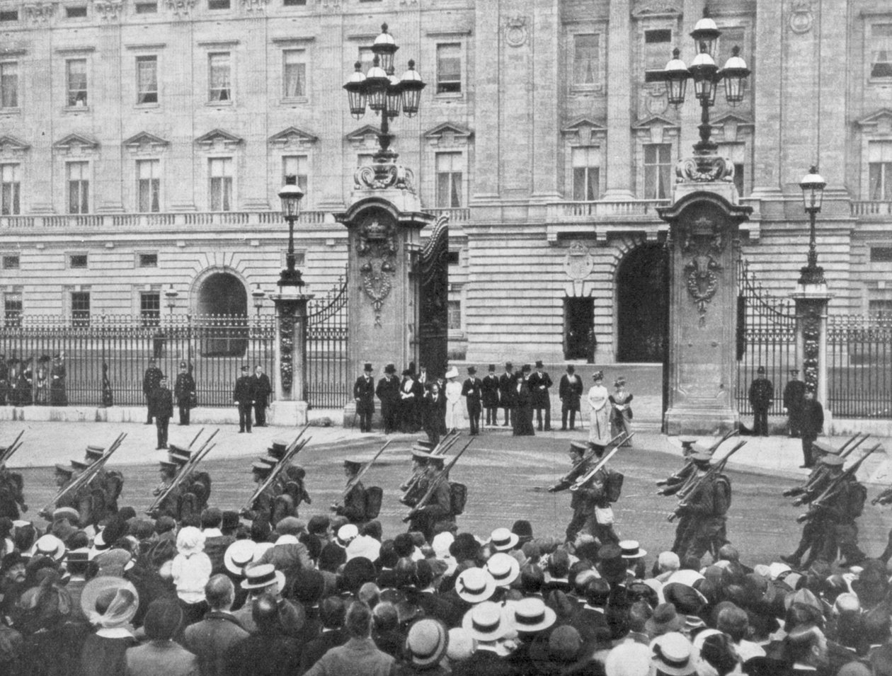 Britští vojáci pochodující kolem Buckinghamského paláce, Londýn, srpen 1914 od Unbekannt