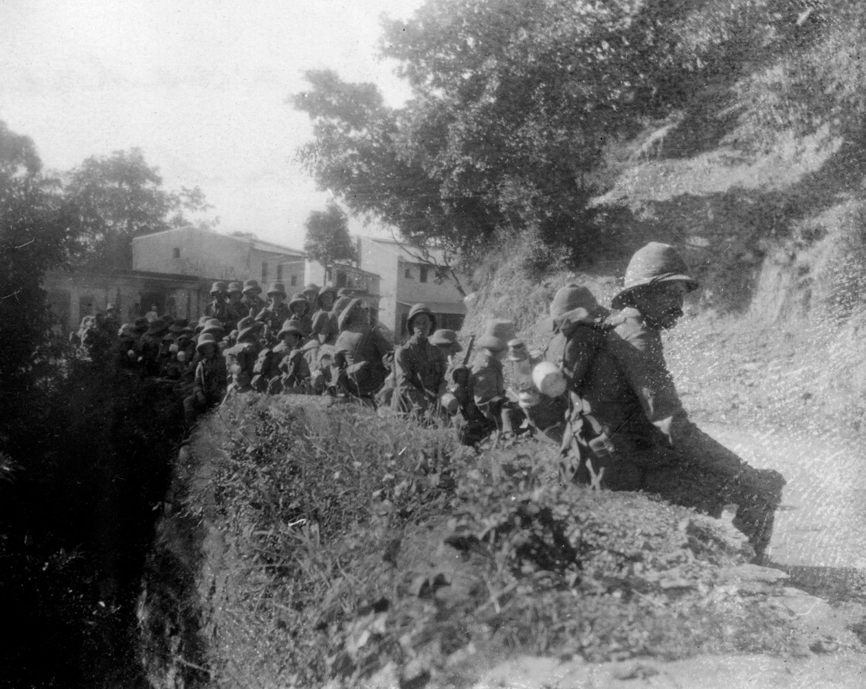 Britští vojáci odpočívající na trase pochodu mezi kalsi a Chakrata, Indie, 1917 od Unbekannt