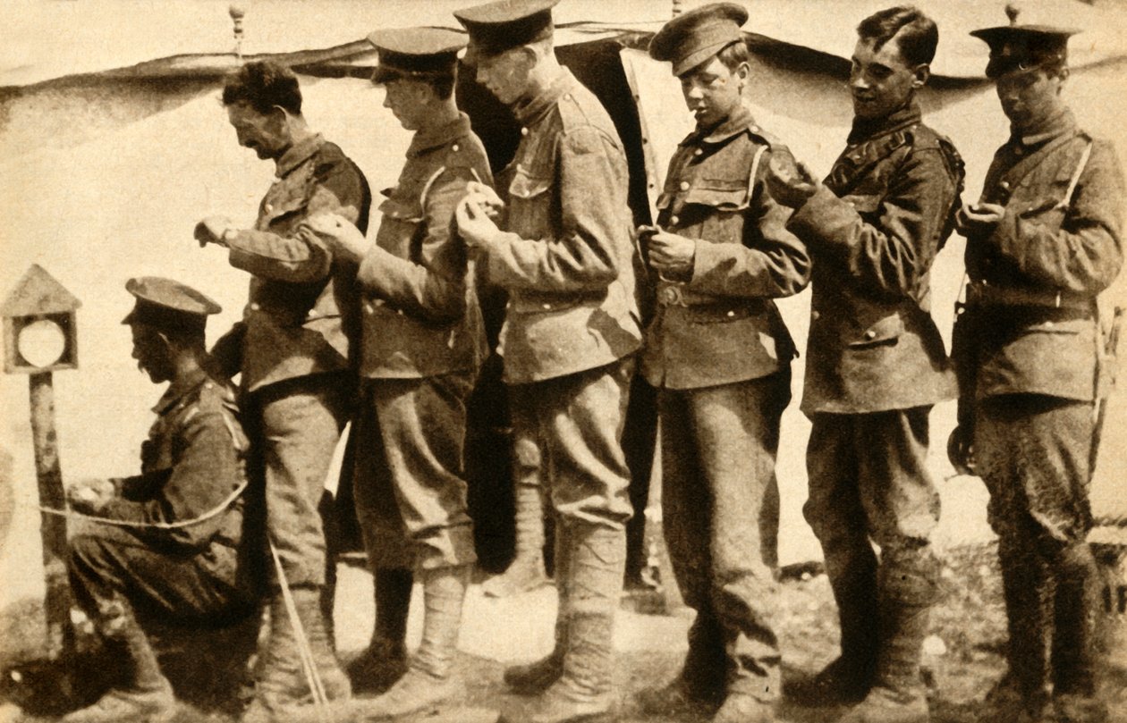 Britští vojáci synchronizují své hodinky na frontě, první světová válka, 1914-1918, 1933. od Unbekannt