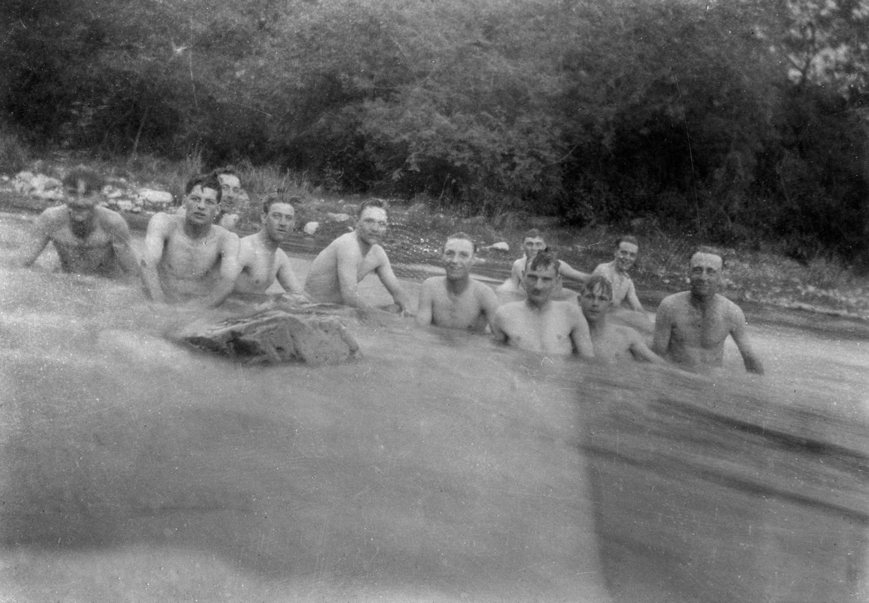 Britští vojáci mytí v horské bystřině, Kalsi, Indie, 1917 od Unbekannt