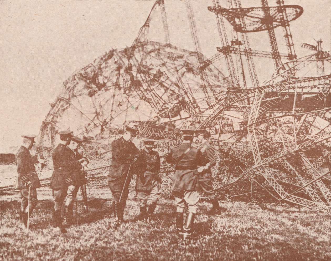 Britští štábní důstojníci prohlížejí trosky Zeppelinu sestřeleného v Anglii, c1917 1919 od Unbekannt