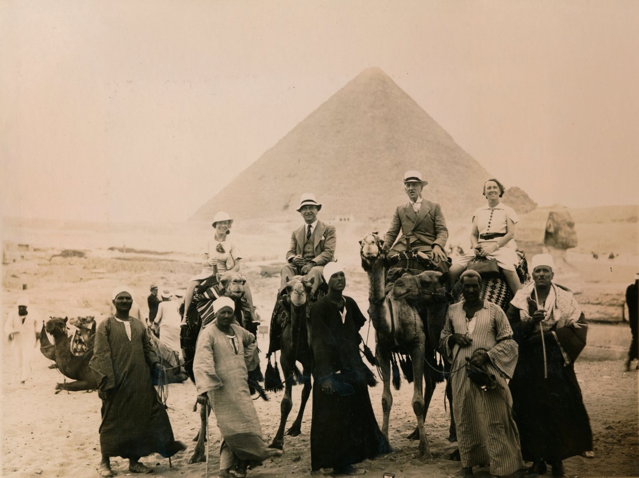 Britští turisté sedící na velbloudech před Velkou pyramidou, Gíza, Egypt, 1936 od Unbekannt