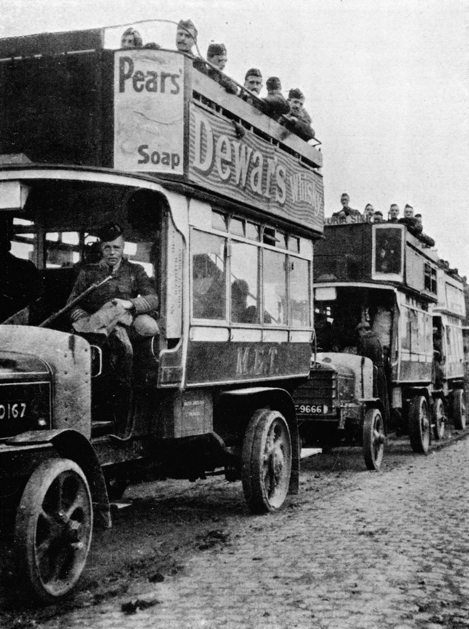 Britské jednotky byly přesunuty na novou část linie motorovými autobusy, 1915 od Unbekannt