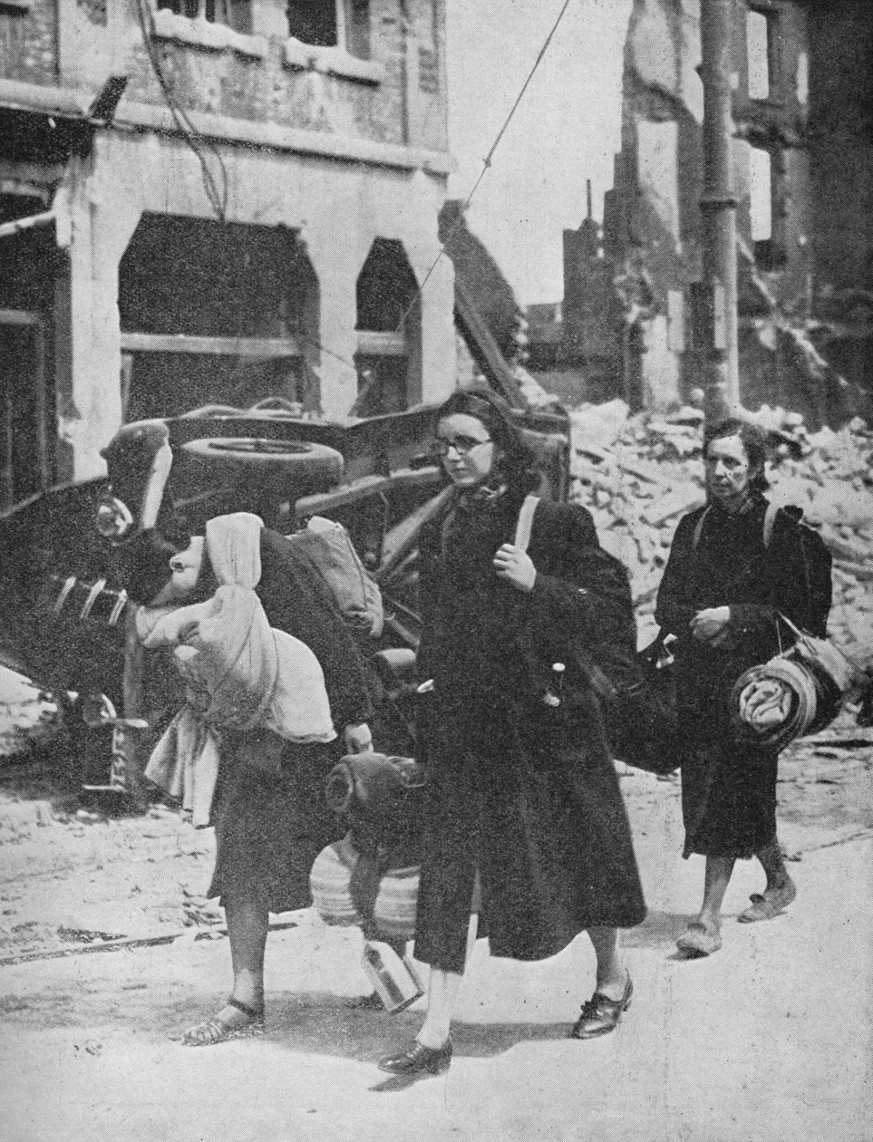 Britští vojáci se drží v Lovani, když uprchlíci opouštějí město, 1940, 1940 od Unbekannt