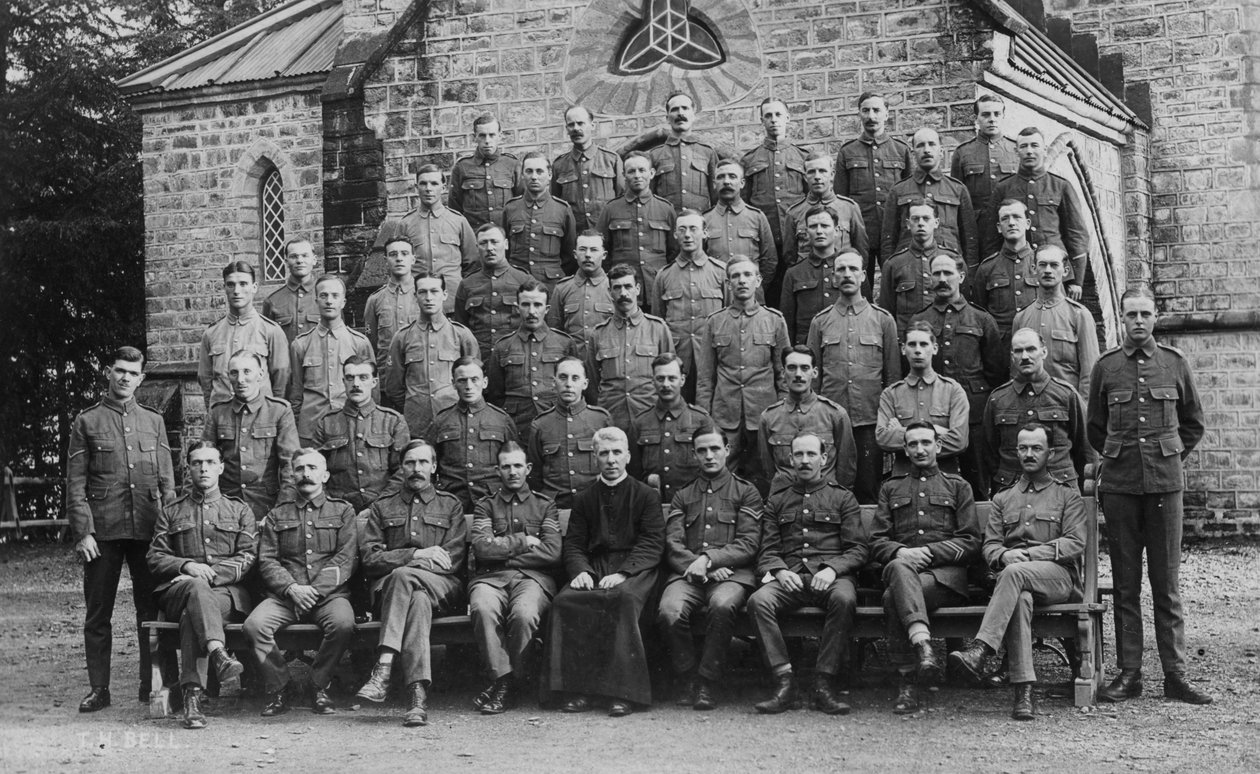 Britští vojáci mimo posádkový kostel, Chakrata, 1917 od Unbekannt