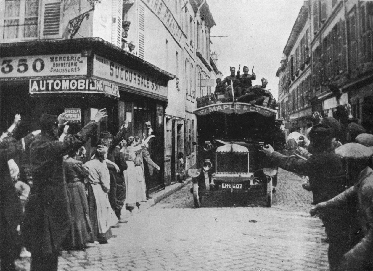 Britští vojáci jsou přivítáni, když přijíždějí motorovou dodávkou do francouzského města v roce 1915 od Unbekannt