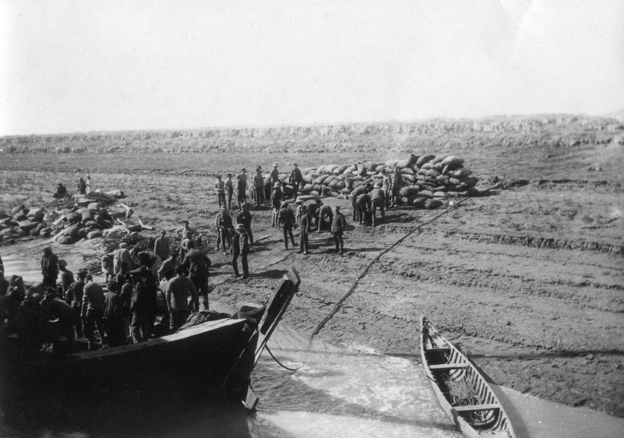 Britští vojáci vykládají data na břehu řeky Tigris, 1918 od Unbekannt