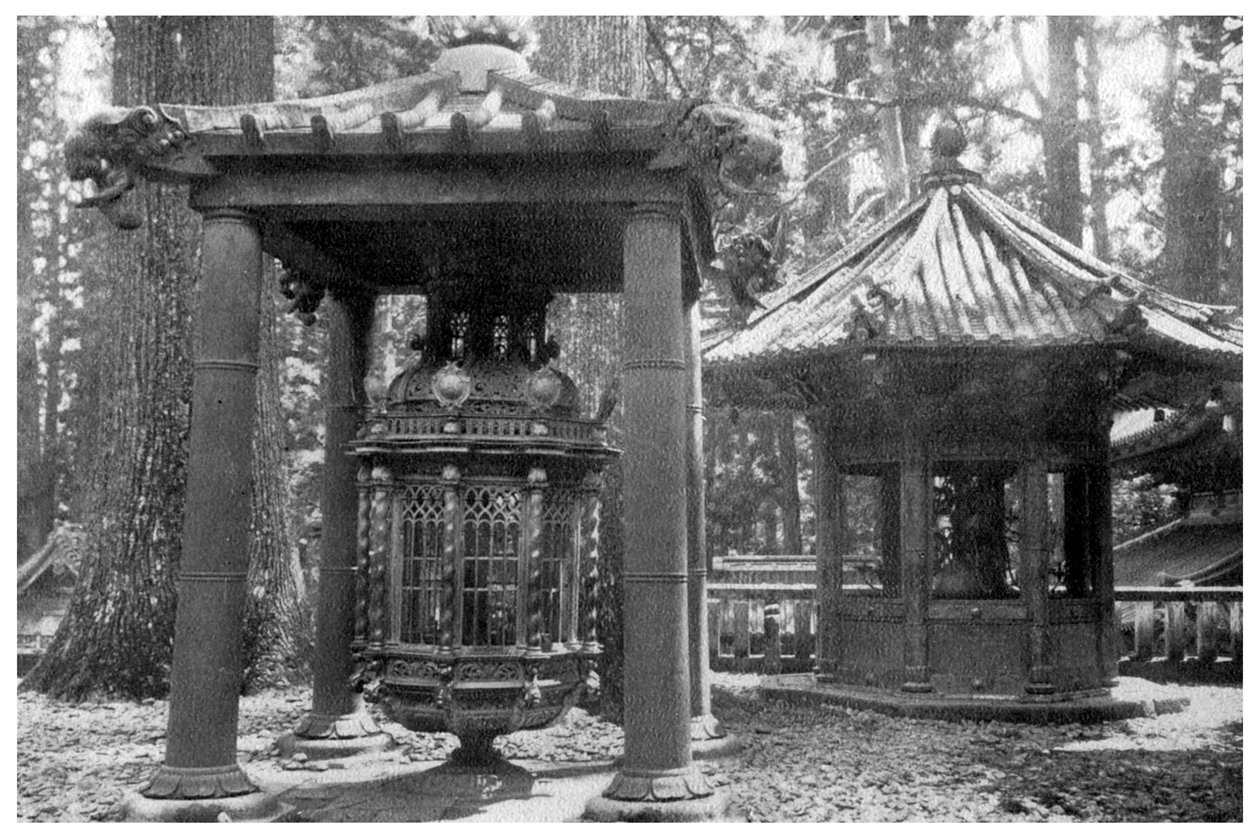 Bronzová lucerna z Koreje a svícen z Holandska, Japonsko, 1904 od Unbekannt