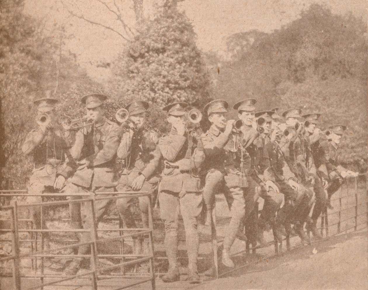 Buglerové cvičící v londýnském parku, c1915 1928 od Unbekannt