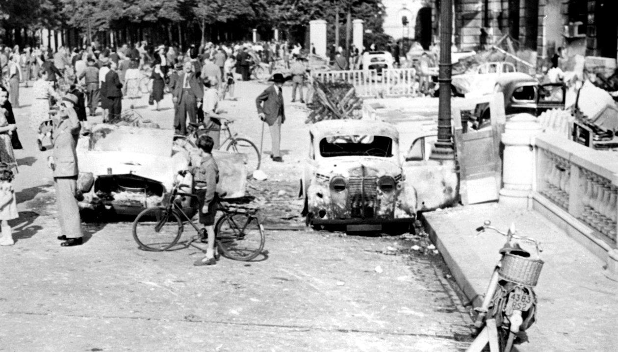 Vyhořelá auta, Place de la Concorde, osvobození Paříže, srpen 1944 od Unbekannt