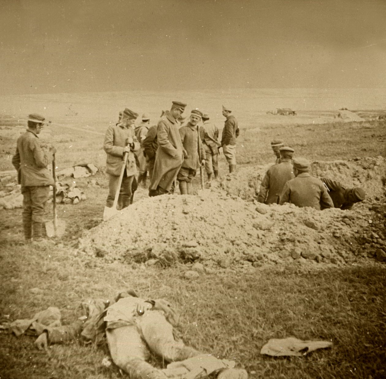 Pohřbívání těl, Sainte-Marie-à-Py, severní Francie, c1914-c1918. od Unbekannt