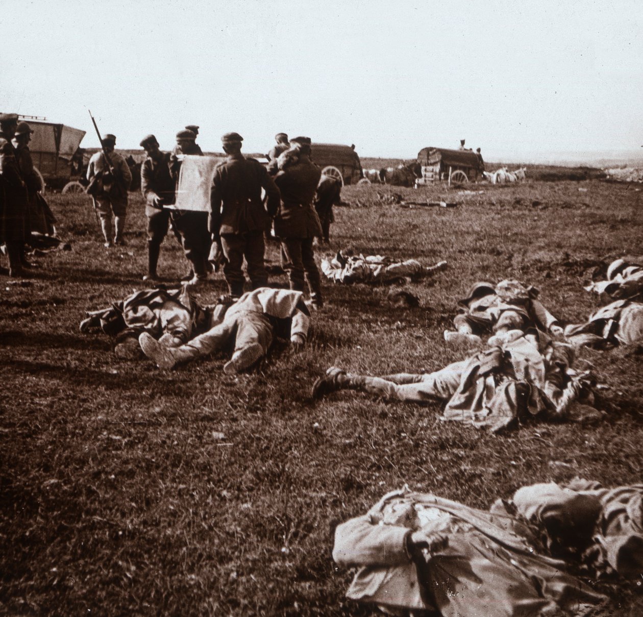 Pohřbívání těl, Sainte-Marie-à-Py, severní Francie, c1914-c1918 od Unbekannt