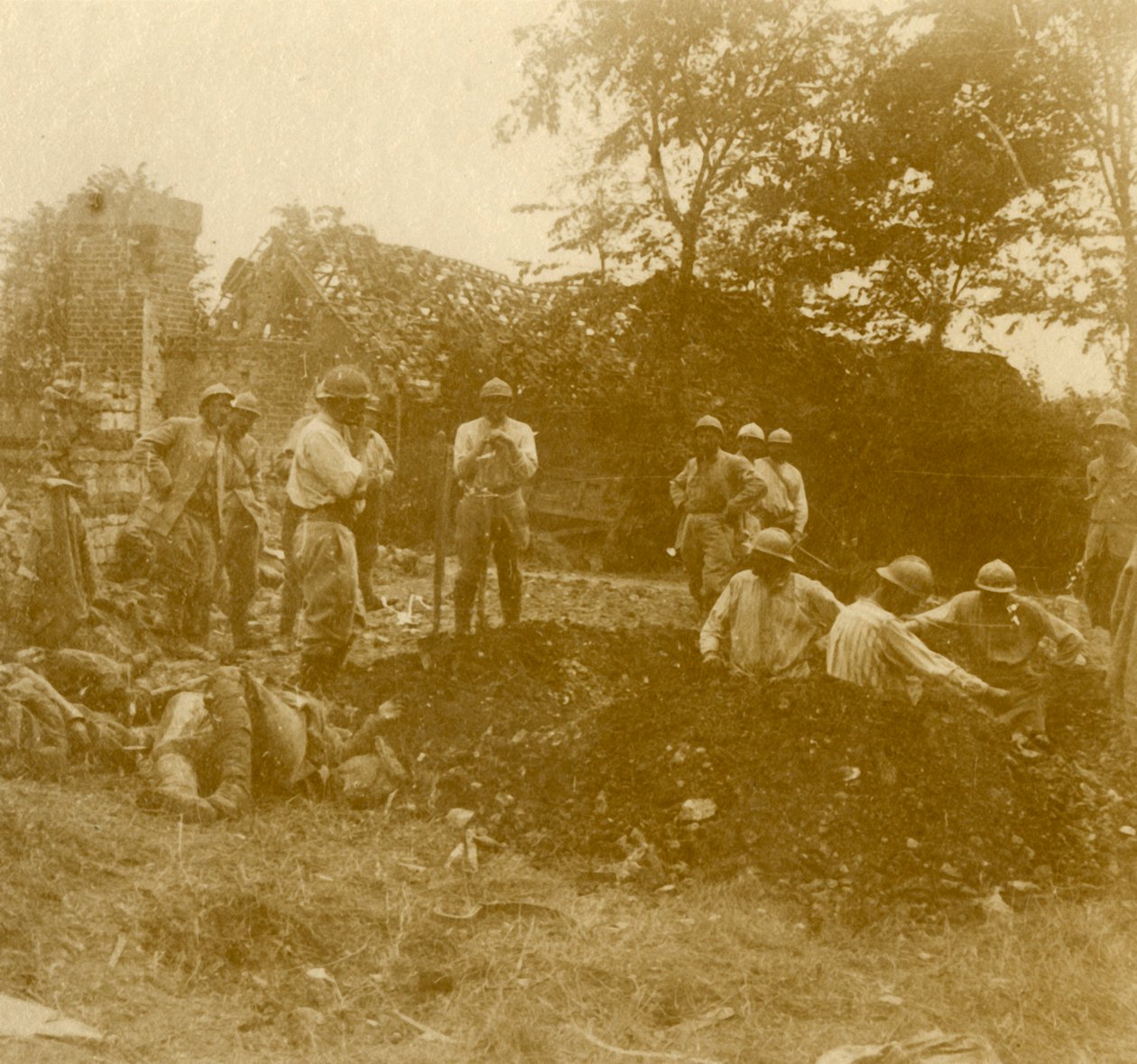 Pohřbívání mrtvých, c1914-c1918 od Unbekannt