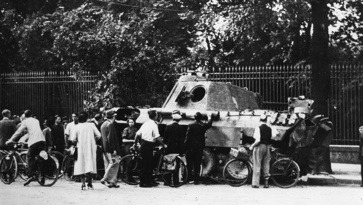Přihlížející zkoumající opuštěný tank na Rue de Medicis, osvobození Paříže, srpen 1944 od Unbekannt