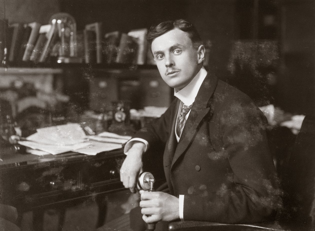C S Rolls sedí u svého stolu, c 1902 od Unbekannt