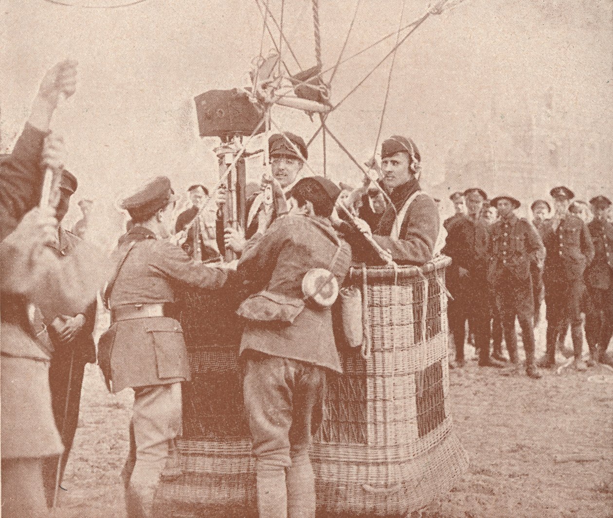 Kanadský oficiální kameraman a asistent připravený vznést se v balonu draka, c1917 1919 od Unbekannt
