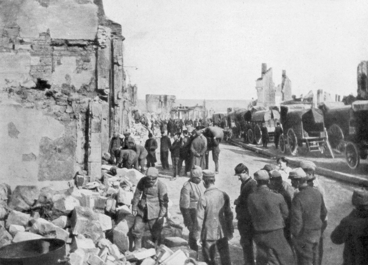 Zajatí němečtí vězni odstraňují trosky z ulic Clermont-en-Argonne, Francie, 1914 od Unbekannt