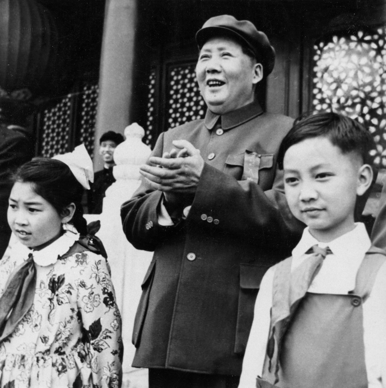 Předseda Mao Ce-tung tleská průvodcům z tribuny v Tien An Men v Pekingu, Čína od Unbekannt