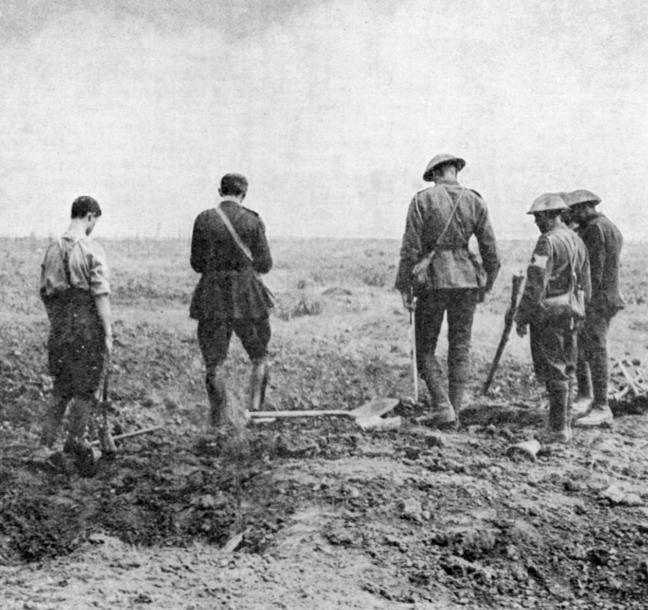 Kaplan provádějící pohřební službu na poli, zatímco pohřební party vzdává úctu, c1916 od Unbekannt