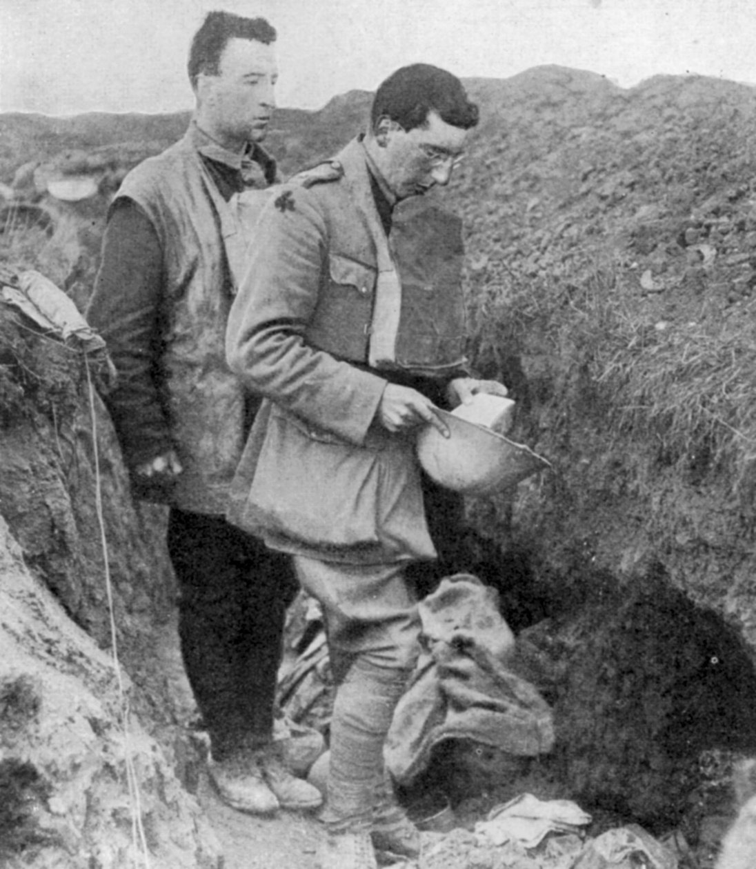 Kaplan z 1. Munsters pronáší pohřební modlitbu nad vojáky zabitými v jejich zákopu, 1918 od Unbekannt