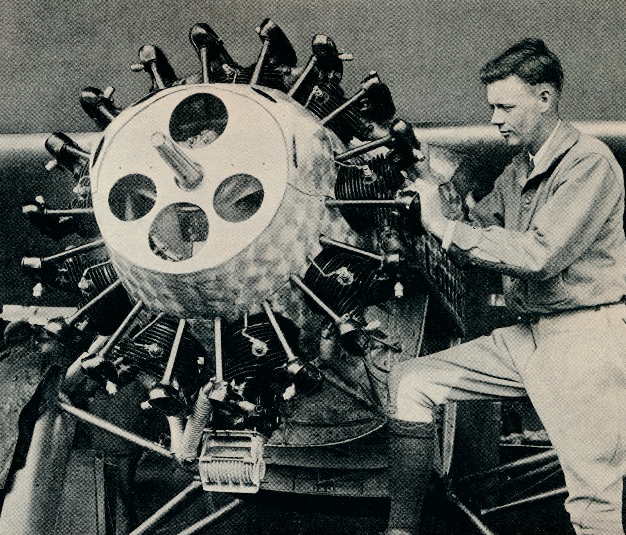 Charles Lindbergh kontroluje motor svého letadla před jeho transatlantickým letem, 1927 c1937 od Unbekannt