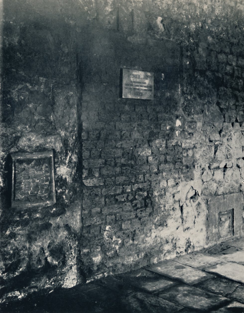 Charthouse. Food-Hatch and door of a Monks Cell, v ambitu, 1925 od Unbekannt