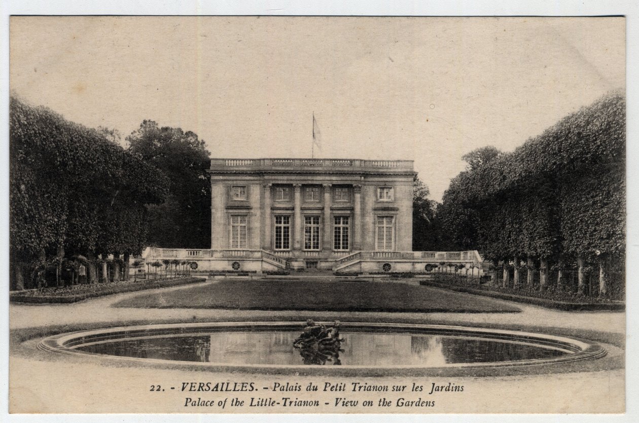 Chateau de Versailles: vnější pohled na palác Peer Trianon v zahradách - pohlednice konec 19.-20. od Unbekannt